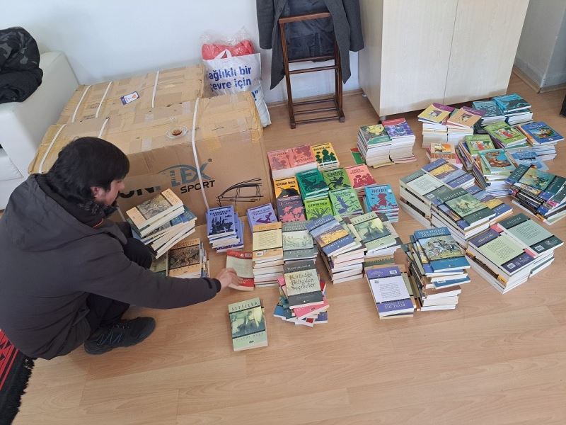 Çıldır’da öğrencilere karne hediyesi olarak kitap dağıtıldı
