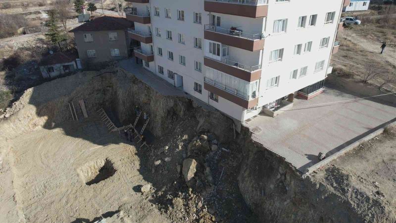 Başkent’te girişi çöken bina havadan görüntülendi
