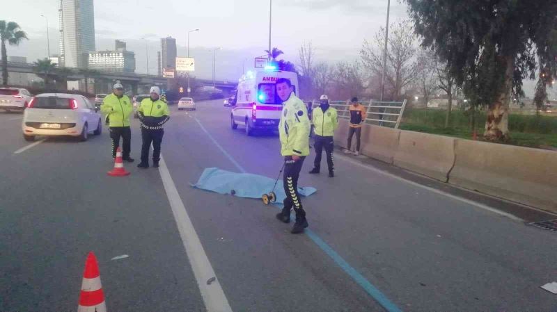 İzmir’de ölümlü kaza: Çarpan araç sürücüsü durmadı
