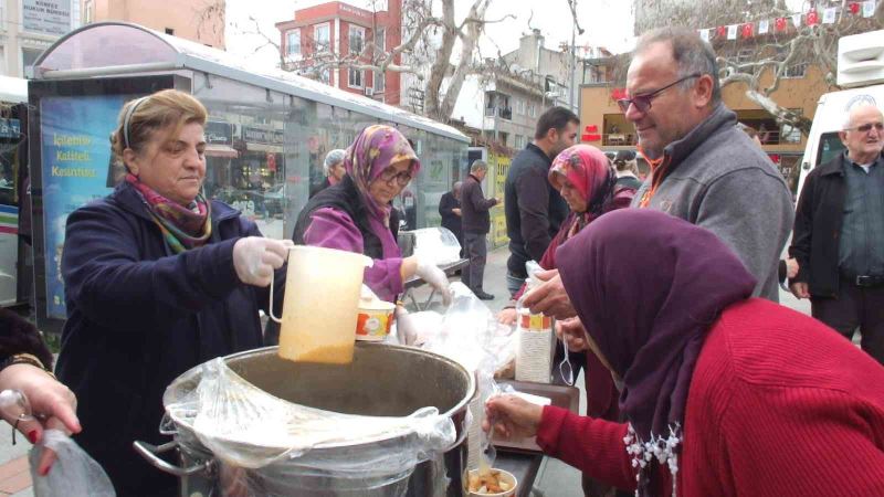 Balıkesir’de 2 bin kişiye zeytinyağlı çorba ikramı
