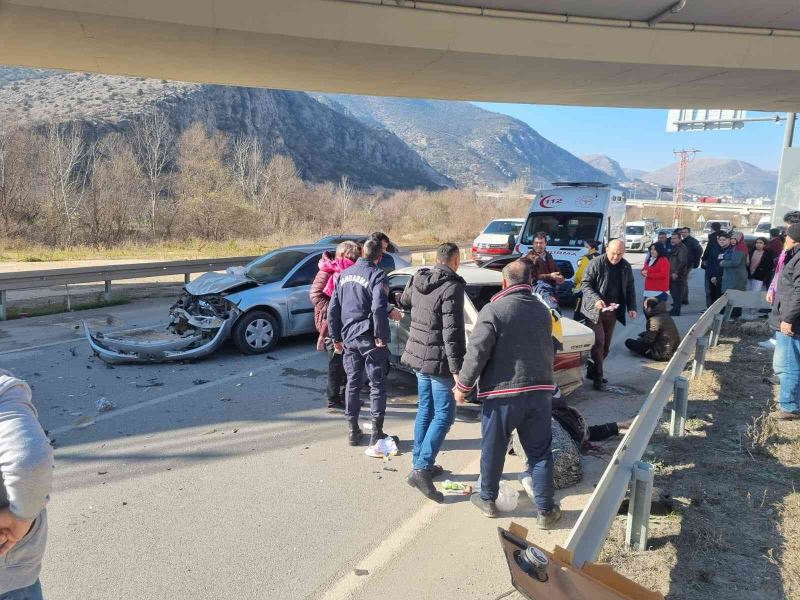 Amasya’da iki otomobil çarpıştı: 5 yaralı
