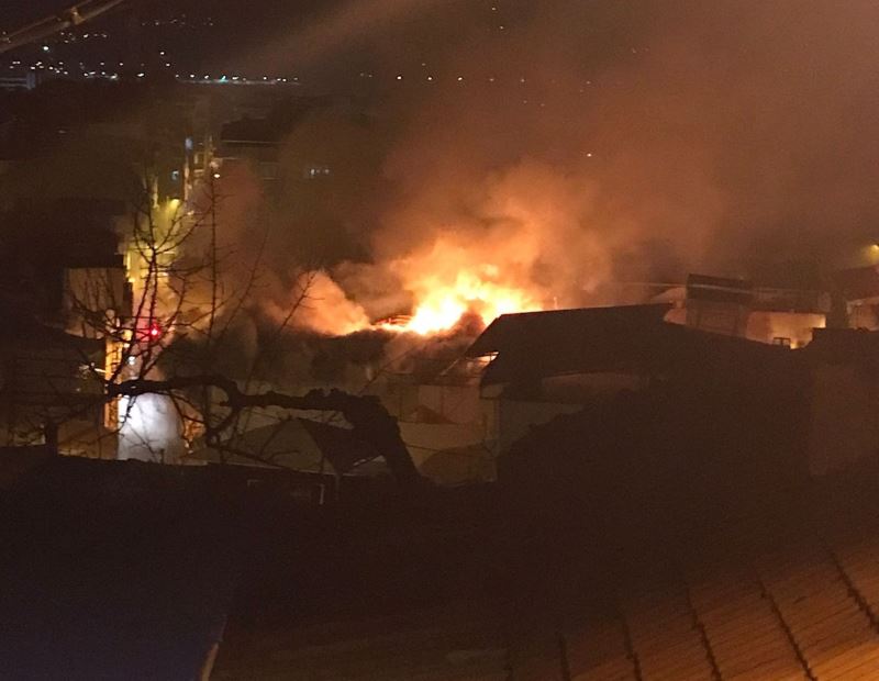 Alaşehir’deki ev yangını korkuttu
