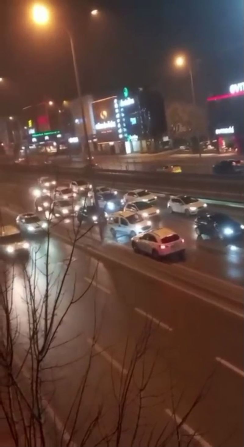 Ters yönden E-5 Karayolu’na girdi, trafiği birbirine kattı
