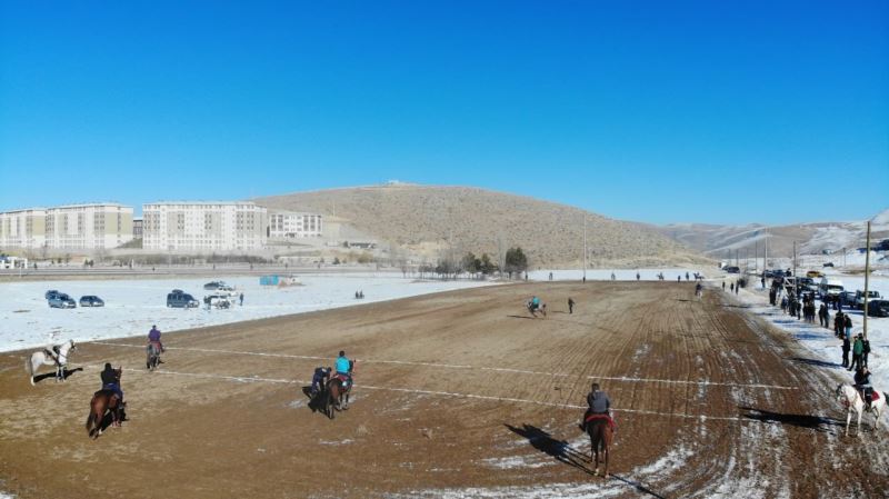 Cirit maçında atlar peş peşe kayarak düştü ciritçiler zor anlar yaşadı
