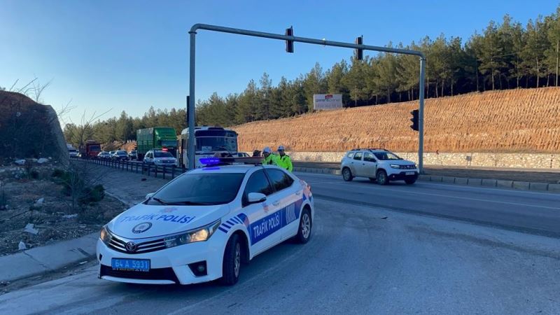 Uşak’ta işçi servisi kamyona çarptı: 5 yaralı
