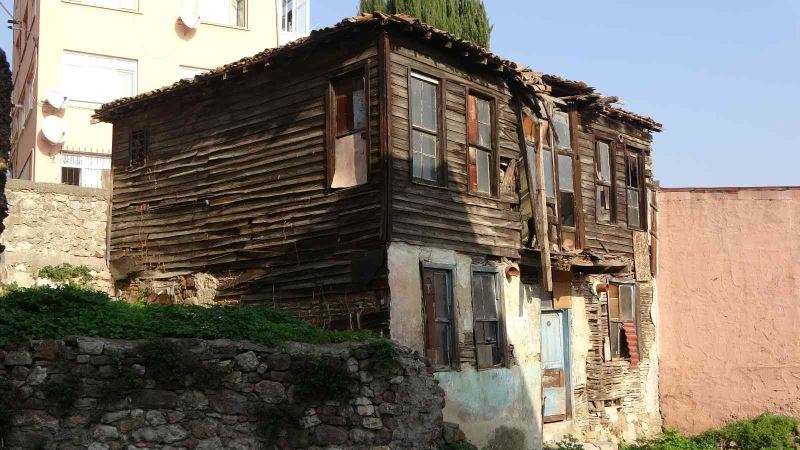 İzmit’in tarihe tanıklık eden evleri bakın ne halde
