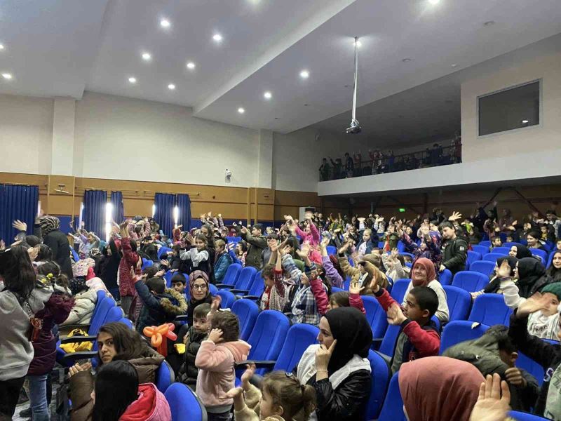 Çocuklara karne hediyesi olarak çeşitli gösteriler sahnelendi
