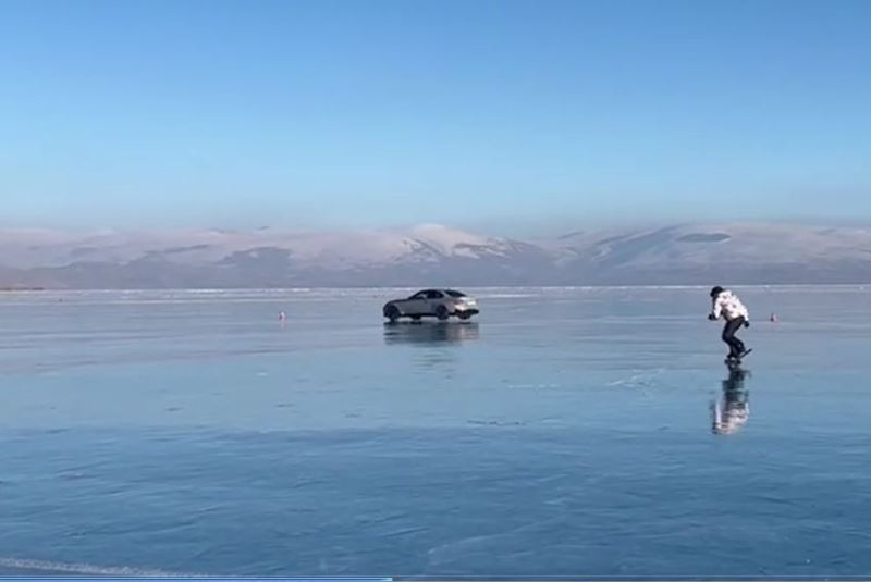 Çıldır Gölü’nde buz patencileri ile otomobilin performansı
