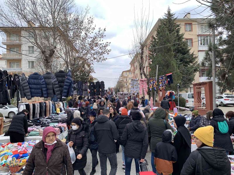 Semt pazarı tıklım tıklım
