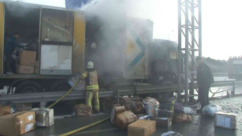 Arnavutköy’de kargo yüklü kamyon alev alev yandı
