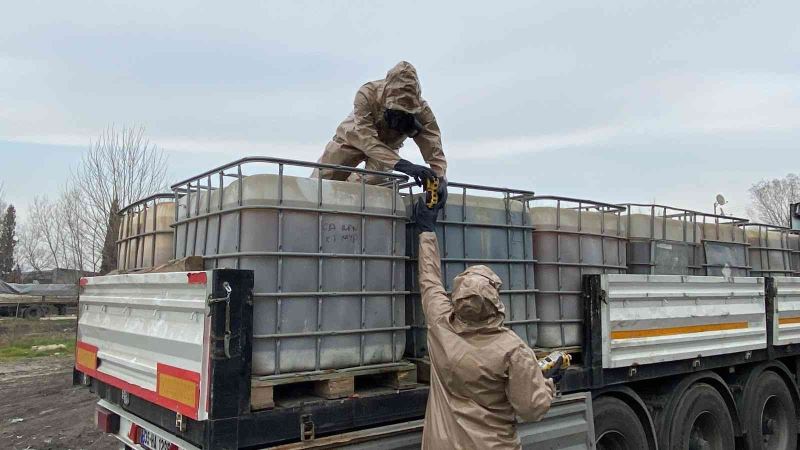 2 tır dolusu plastik tanklardan kimyasal atık çıktı
