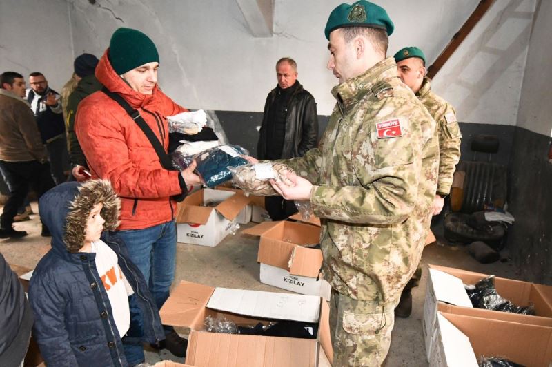 Mehmetçik’ten Kosova Mitroviça bölgesinde selden etkilenen 38 aileye kıyafet yardımı
