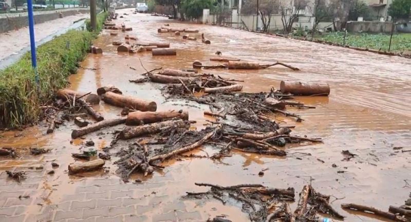 Sağanak yağış sonrası yollar çamurla kaplandı
