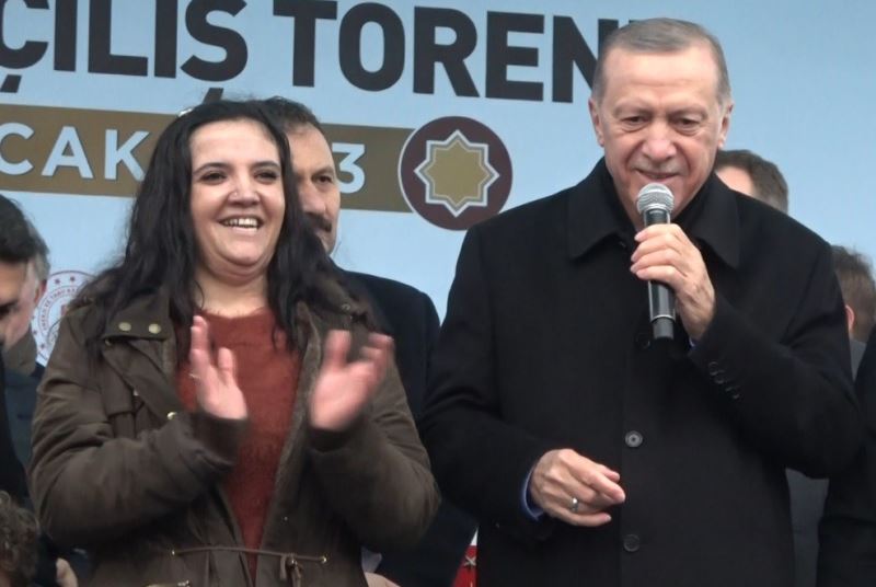 Sahneye çıkıp Cumhurbaşkanı Erdoğan ile şarkı söyledi
