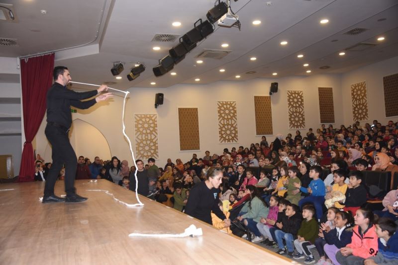 Osmaniye’de çocuklar, illüzyon gösterisiyle doyasıya eğlendi
