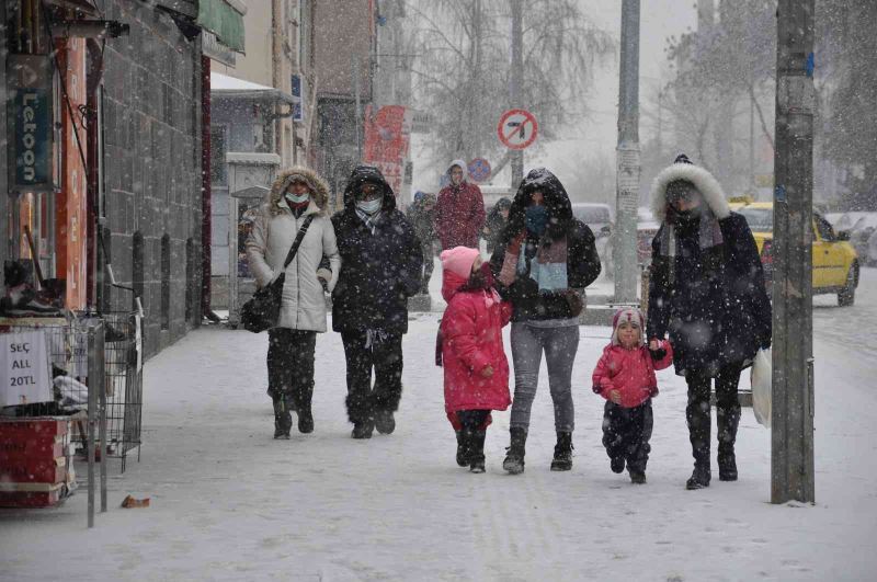 Meteoroloji uyarmıştı, Kars’ta kar yağışı başladı
