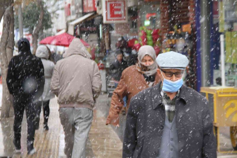 Elazığ’da uzun süredir beklenen kar yağışı başladı
