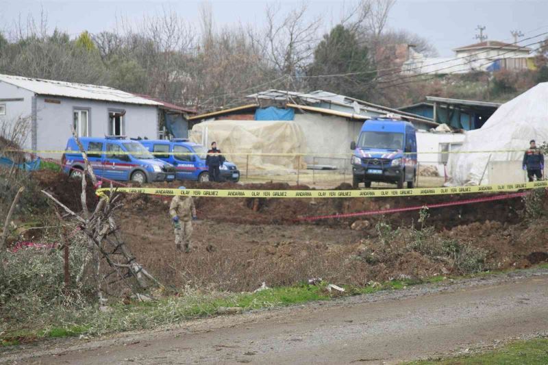 Jandarma dedektörle cinayetin işlendiği suç aletini arıyor
