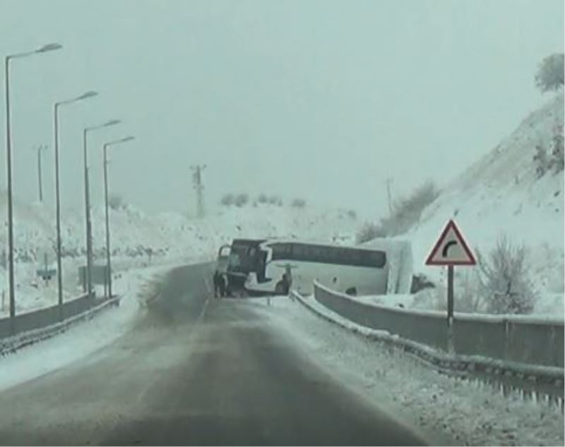 Tunceli’de kayganlaşan yolda kaza: Otobüs yoldan çıktı
