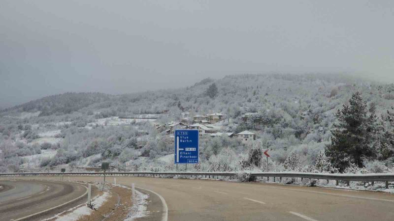Karabük-Bartın karayolunda kar yağışı etkili oluyor
