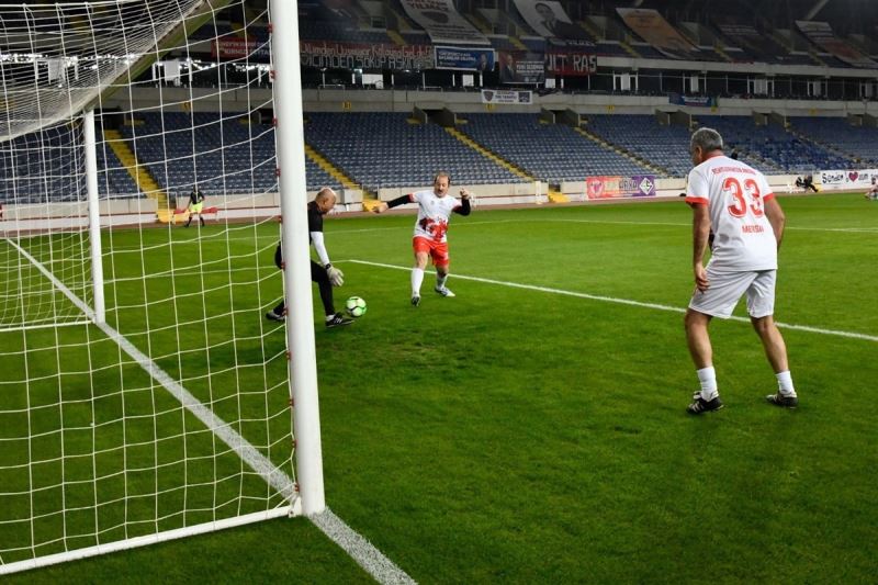 Vali Pehlivan, futbol müsabakasına katıldı
