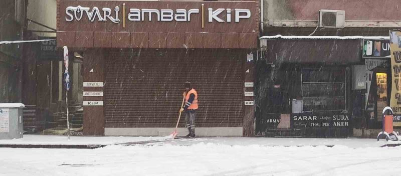 Akşehir’de ekiplerden kar seferberliği
