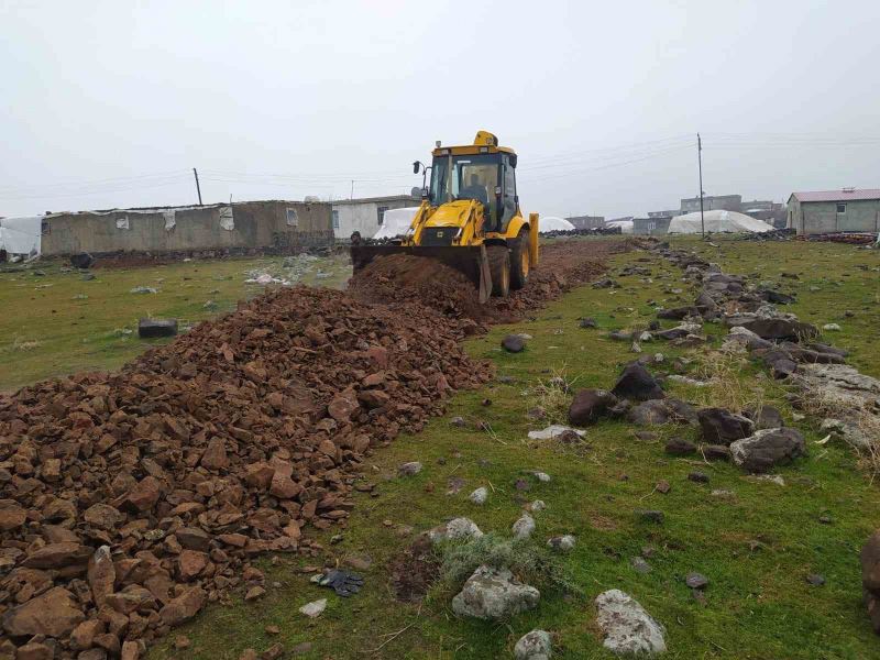 Kış şartlarına rağmen yol çalışmaları sürdürülüyor
