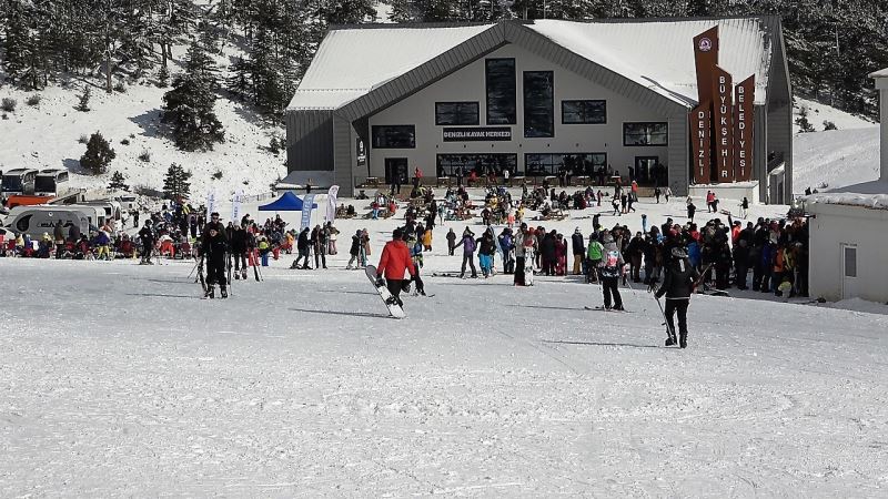 Sezonun en erken açan Denizli Kayak Merkezi yerli ve yabancı turistlerin akınına uğradı
