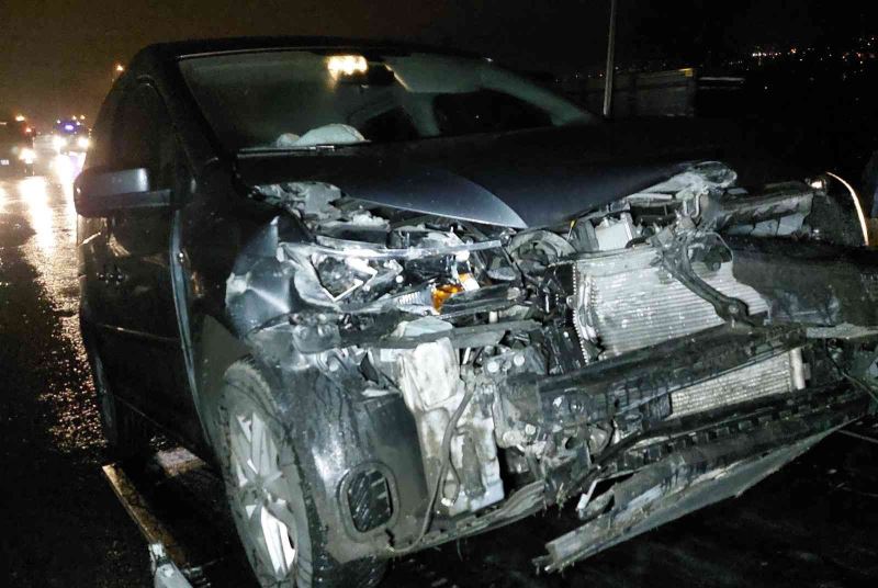 Samsun’da hafif ticari araç bariyere çarptı: 3 yaralı
