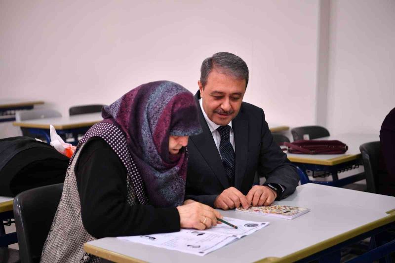 Balıkesir’de okuma yazma bilmeyen 4 kadına eğitim
