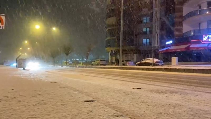 Elazığ’a mevsimin ilk karı yağdı
