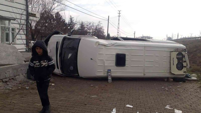 Yoldan çıkan minibüs evin duvarına çarptı: 1 ölü, 1’i ağır 5 yaralı
