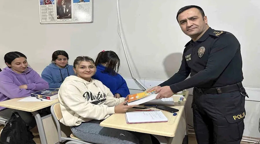 Yüksekova polisinden YKS’ye hazırlanan öğrencilere kitap desteği