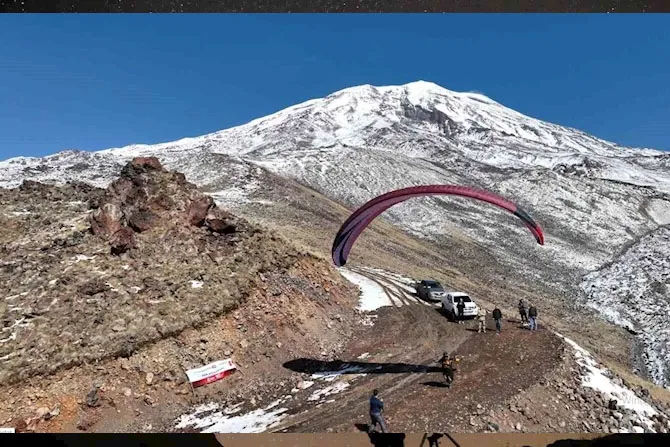 Ağrı Dağı’nda Cumhuriyet Bayramı coşkusu yamaç paraşütüyle yaşandı
