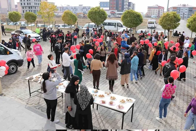 Ağrı’da Cumhuriyet’in 100’üncü yılında polis araçları öğrencilerle buluştu