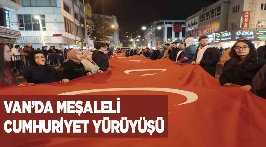 Van’da meşaleli Cumhuriyet yürüyüşü