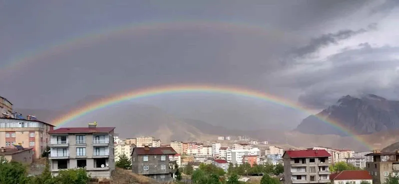 Hakkari’de gökkuşağı güzelliği