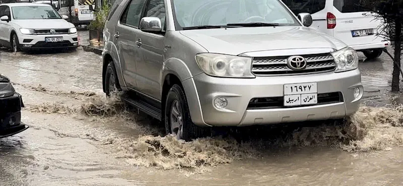 Yüksekova’da caddeler göle döndü, araçlar suya gömüldü