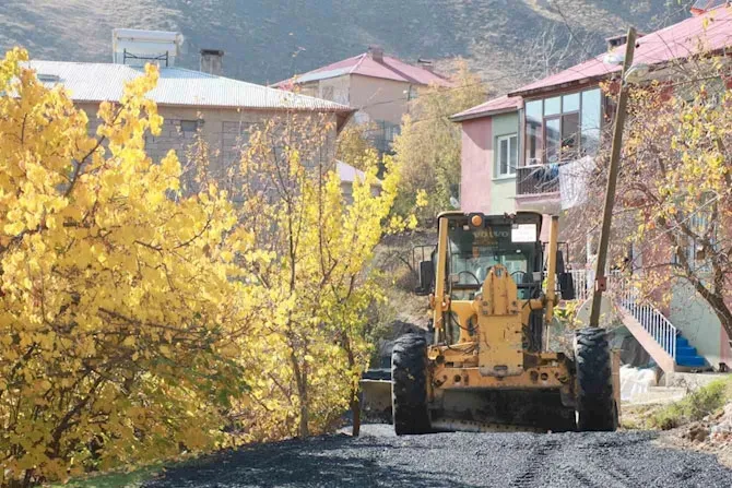 Hakkari’de yol asfaltlama çalışması