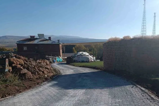 Bitlis İl Özel İdaresi tarafından köylerin yol bakım ve onarım çalışmaları devam ediyor