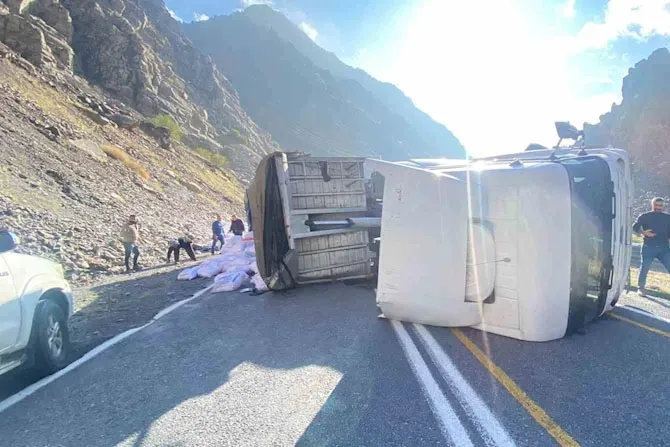 Hakkari Çukurca karayolunda un yüklü tır devrildi: 1 yaralı