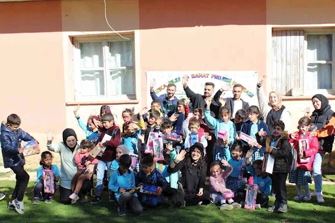 Köy okullarındaki öğrenciler, bilim ve sanatla buluşturuldu