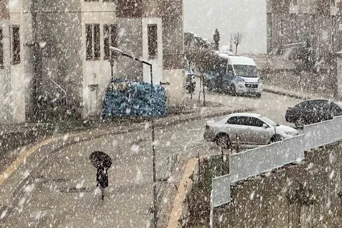 Yüksekova’da yoğun kar yağışı başladı