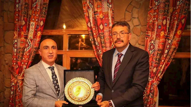 Hakkari gençliğinden Vali Çelik’e plaket