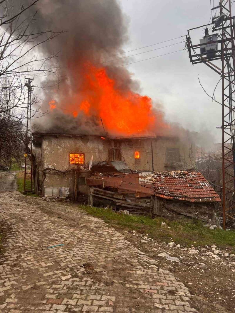 Bilecik’te ahşap ev çıkan yangında kül oldu
