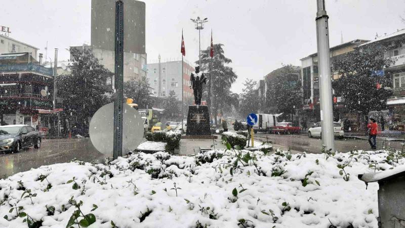 O ilçenin merkezi beyaza büründü
