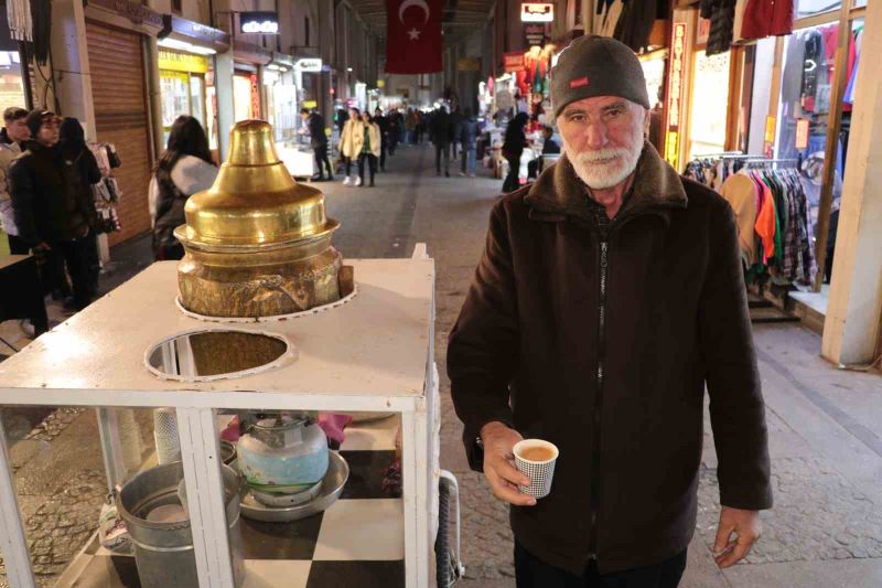 Yazın meyan şerbeti, kışın salep satıyor
