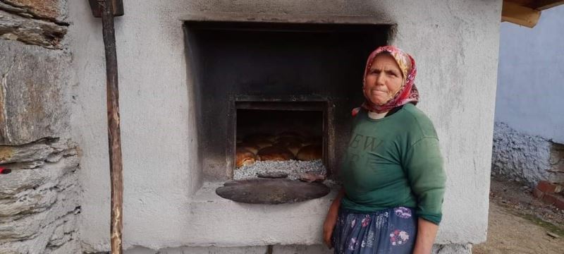Selendili’de kadınlar depremzedeler için ekmek yapıyor
