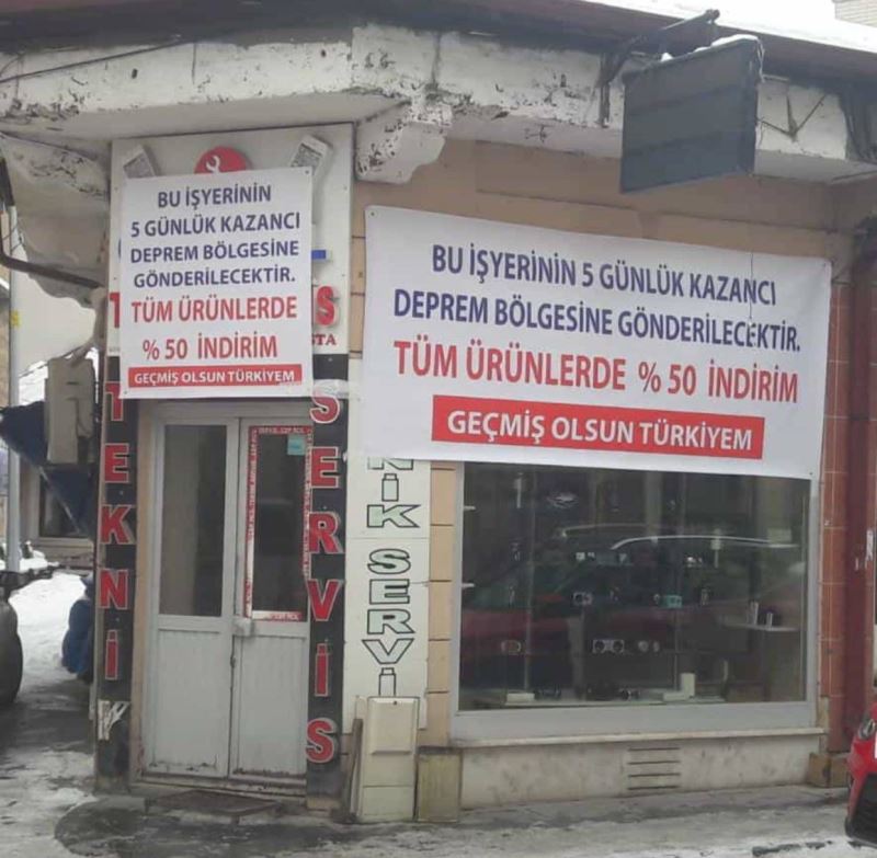 Bayburt esnafı depremzedeler için işyerlerinde çalışıyor günlük kazançları deprem bölgesine bağışlanacak
