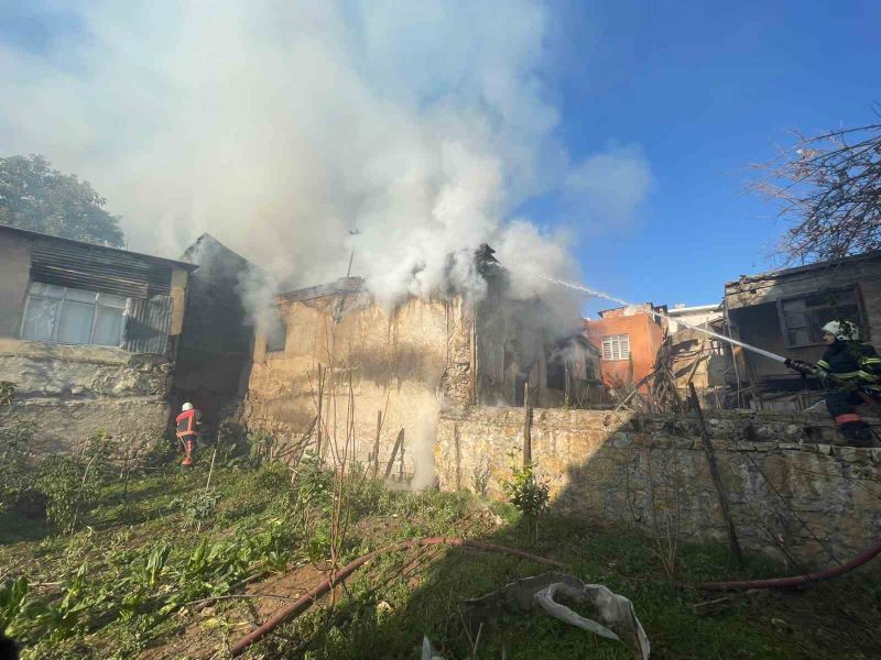 Mersin’de 3 ev yangından zarar gördü
